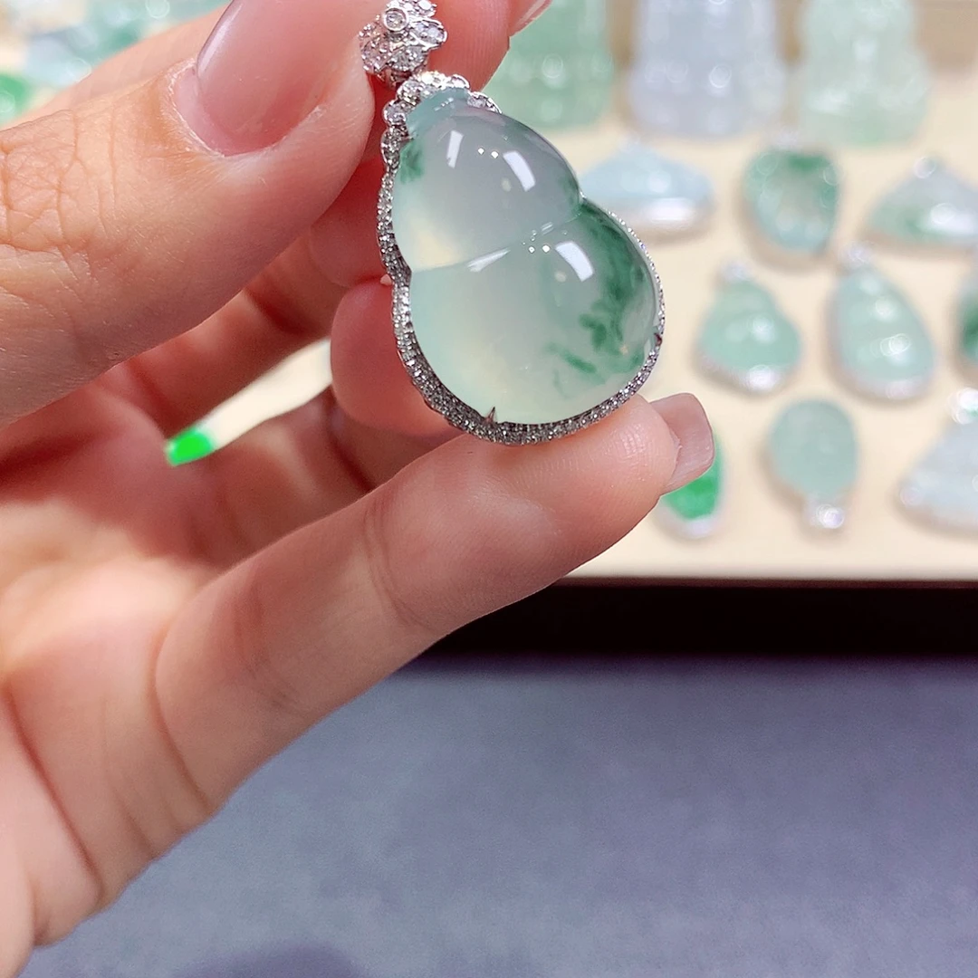 翡翠18K金镶嵌颈饰翡翠