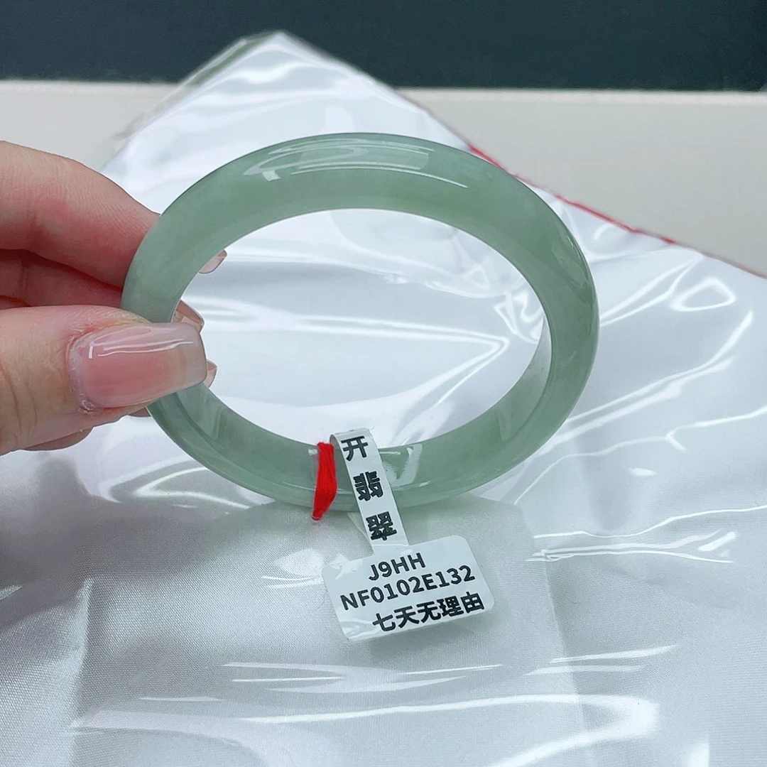 翡翠手镯未镶嵌正57