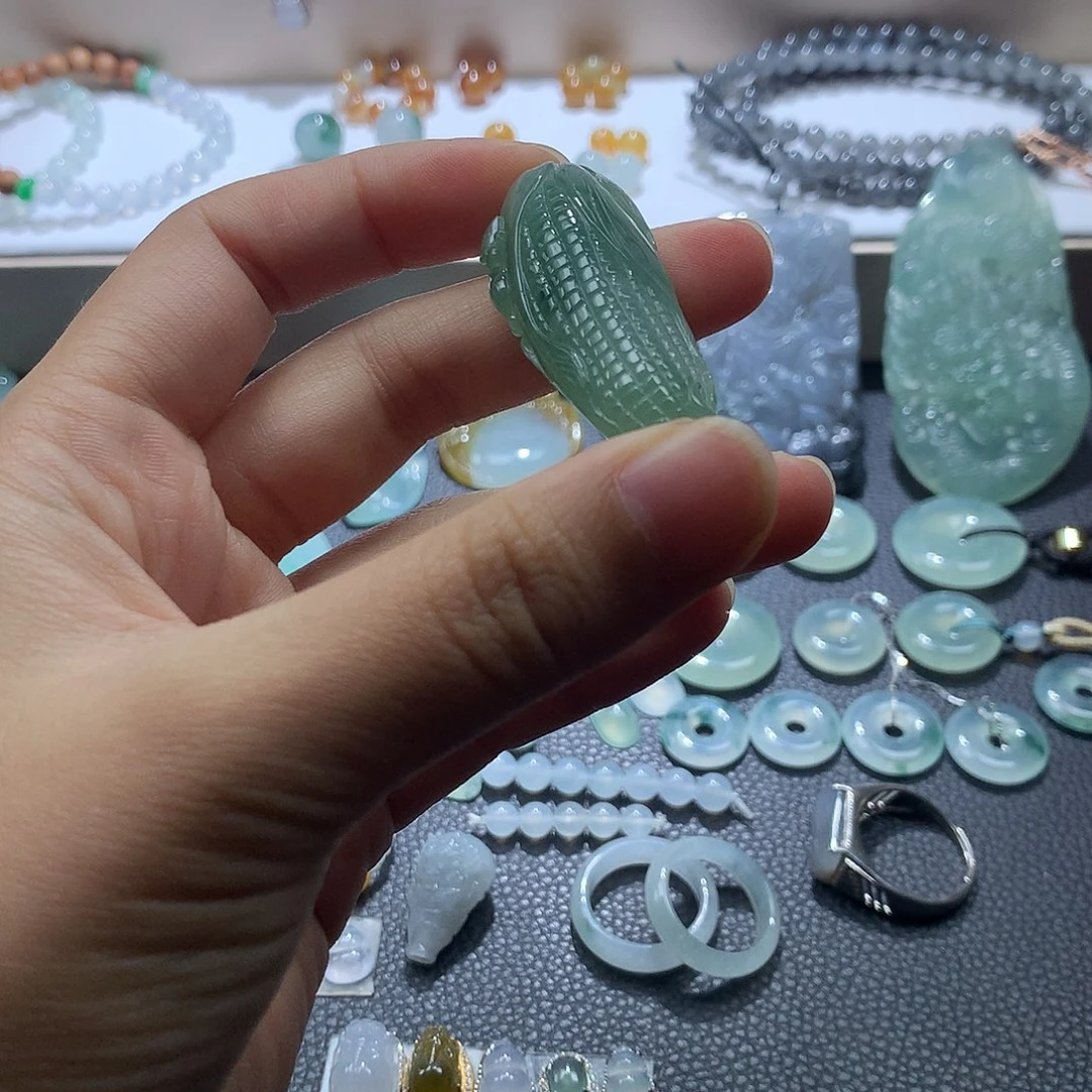 翡翠未镶嵌颈饰玉米