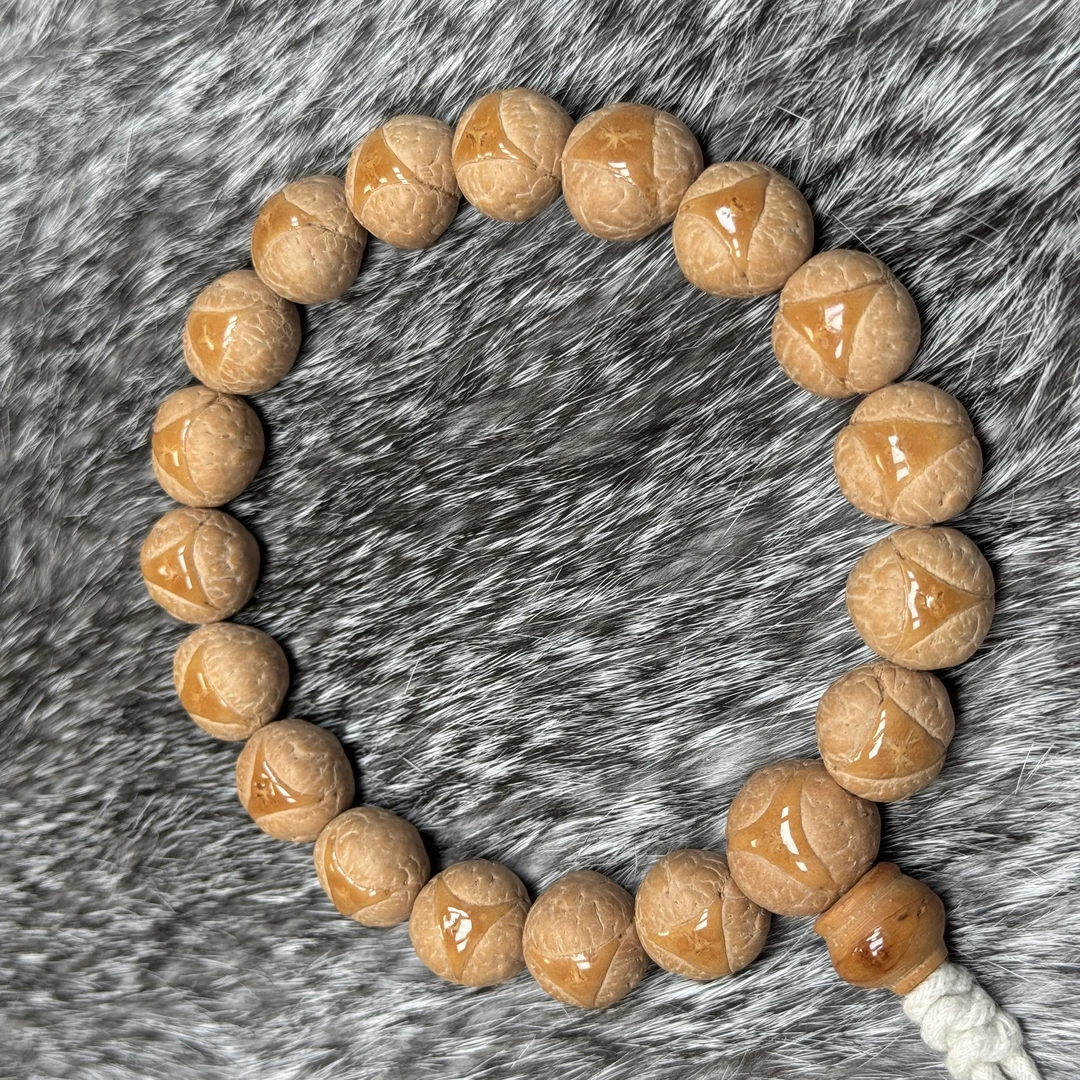 尺寸13+mm左右龙眼菩提黄金瞳手持一条《小鱼文玩》B041