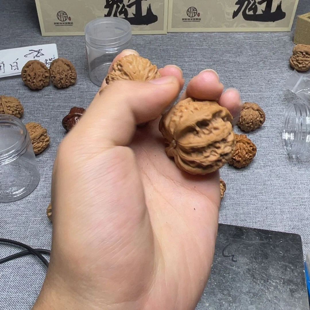 文玩核桃把件三角白 008