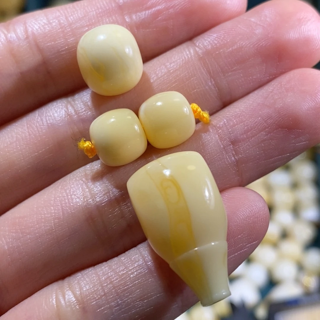 蜜蜡裸石未镶嵌糊*人微瑕