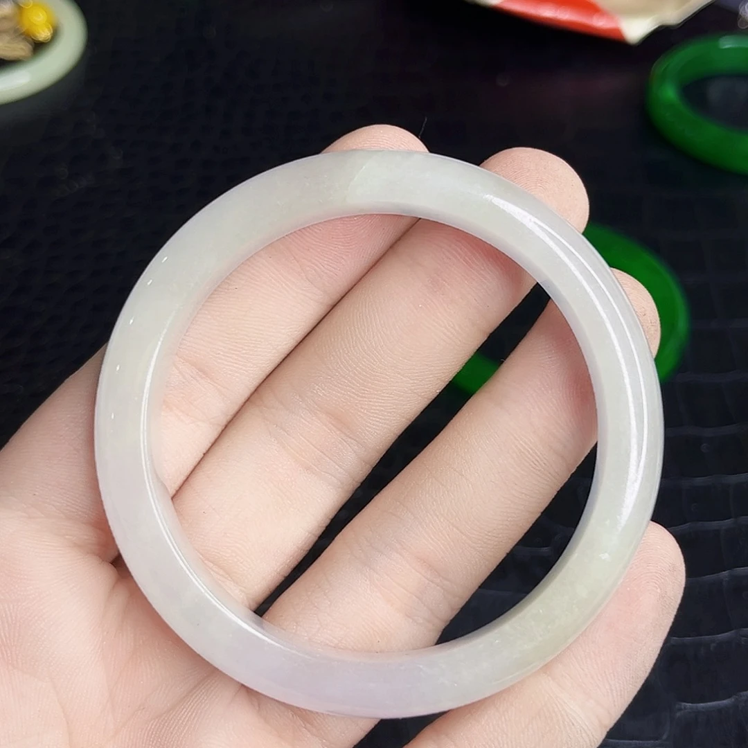 翡翠手镯未镶嵌微瑕