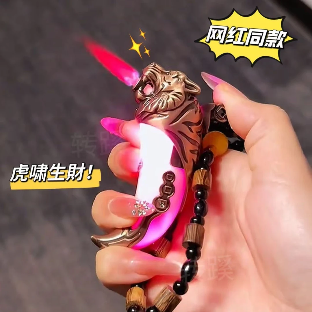 【虎啸生财】虎牙复古浮雕立体金属手把件炫彩灯光防风打火机送老公