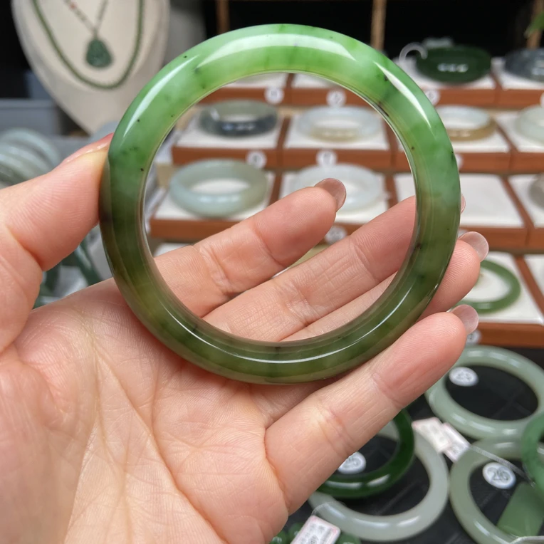 天然和田玉碧玉猕猴桃正圈手镯