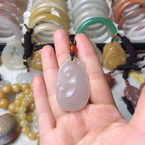 石英质玉未镶嵌颈饰