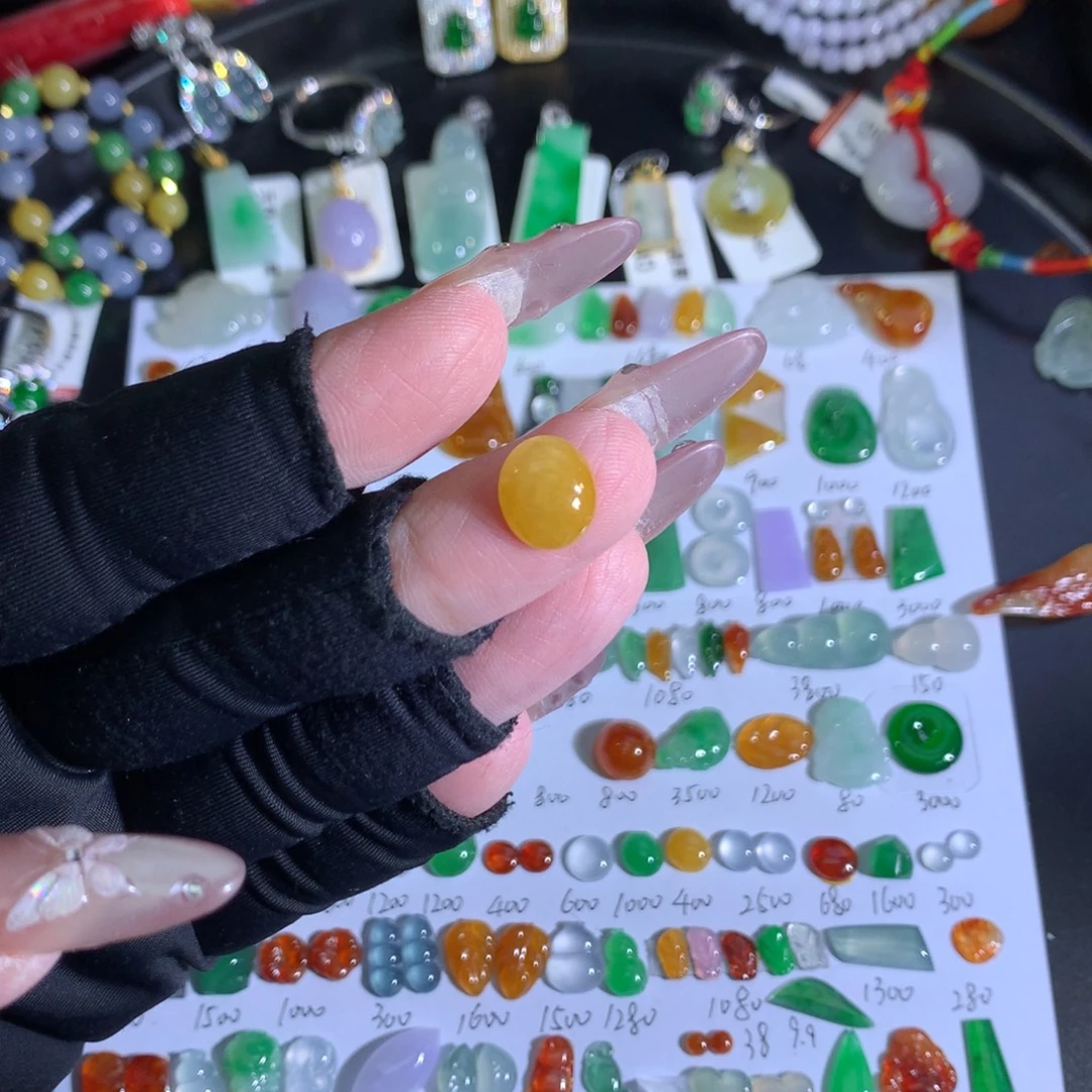 翡翠裸石未镶嵌黄蛋