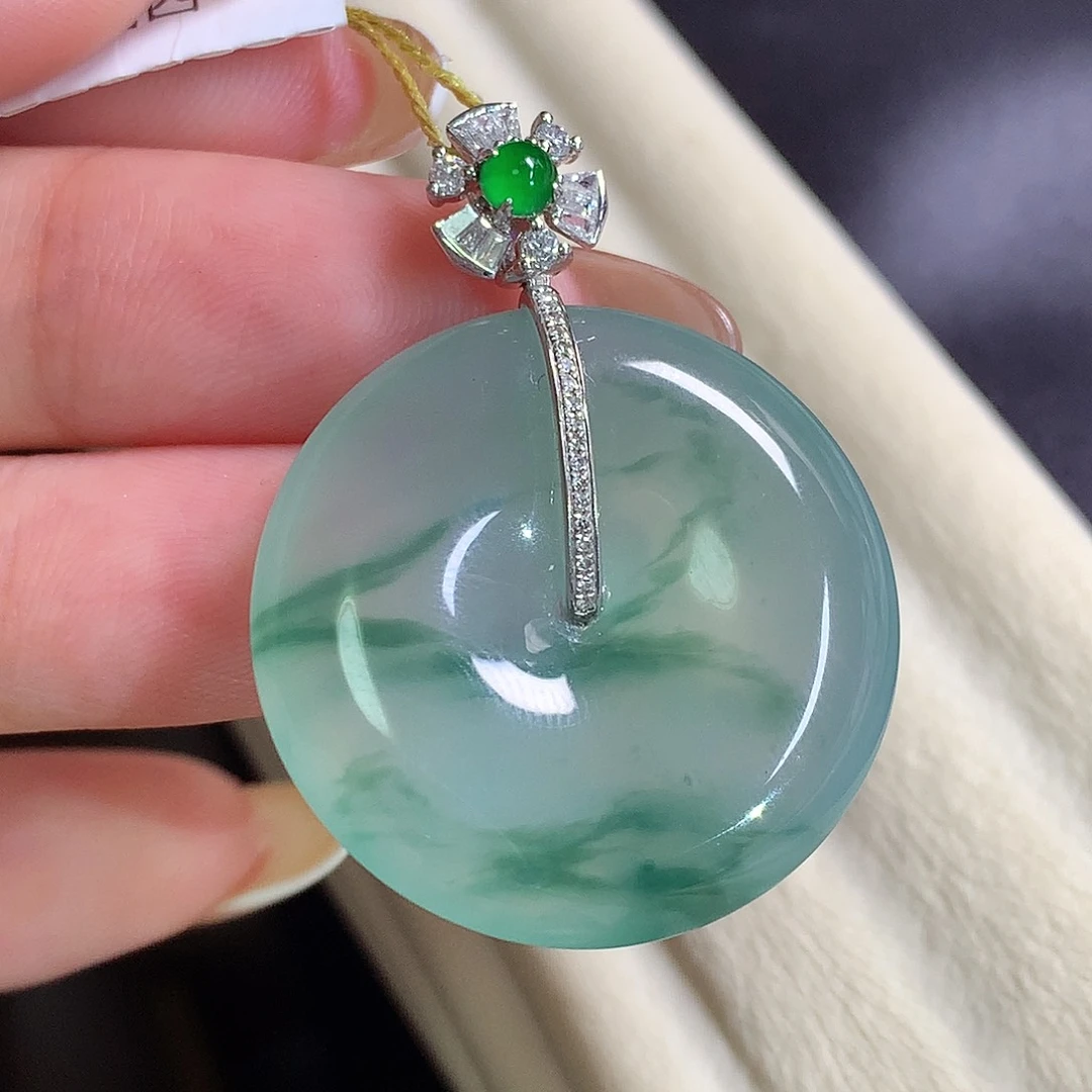 翡翠18K金镶嵌颈饰扣子