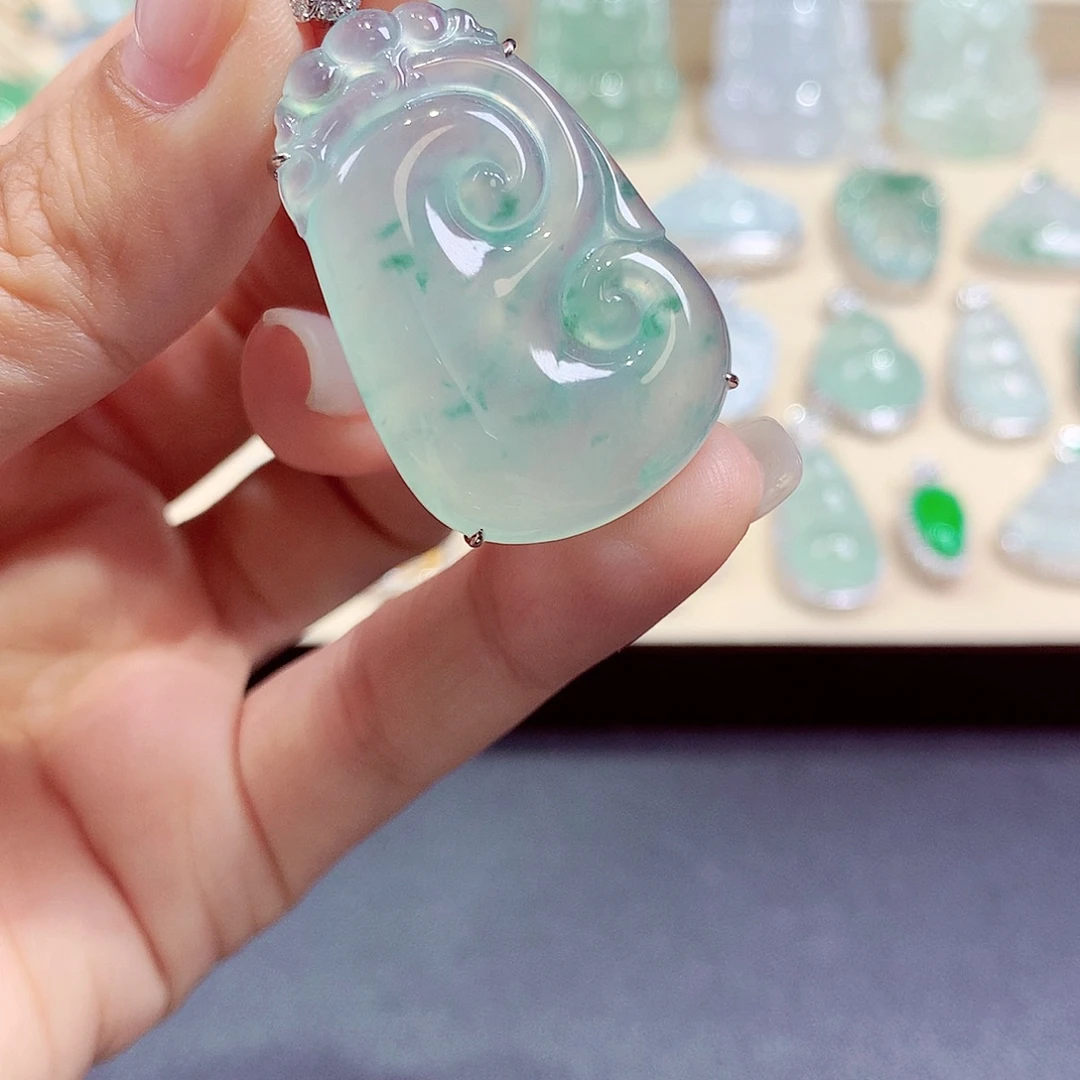 翡翠18K金镶嵌颈饰翡翠