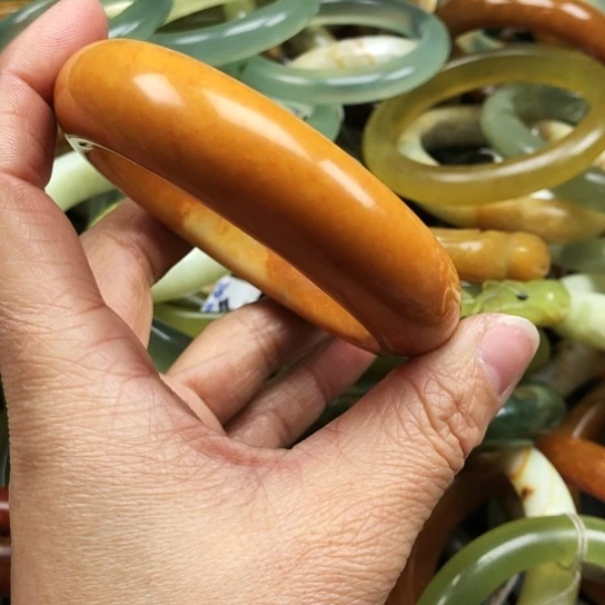 蛇纹石玉手镯未镶嵌粑***的