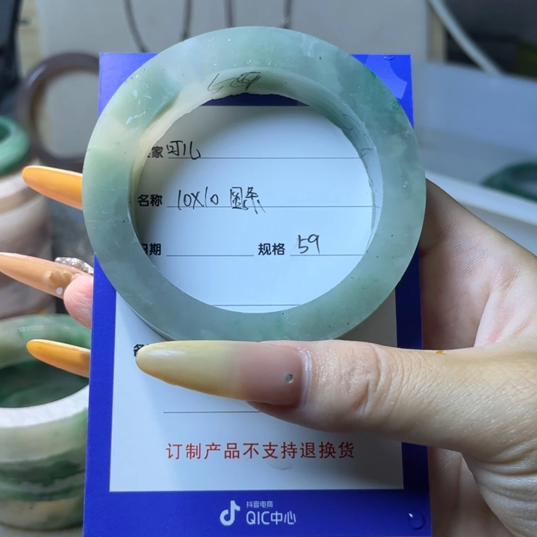 可***儿未镶嵌手镯石英质玉定制