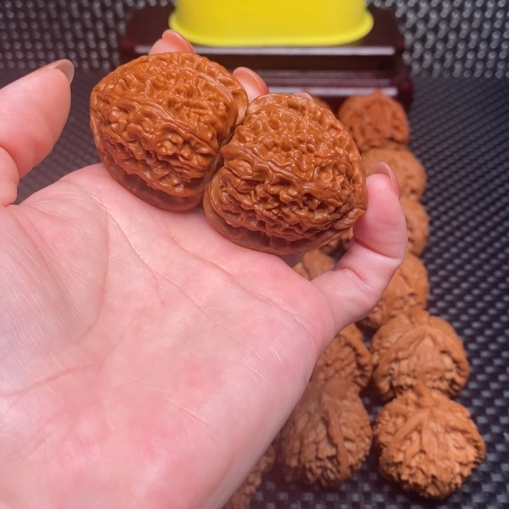 文玩核桃吊坠三角白