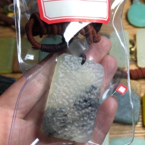 蛇纹石玉颈饰合金