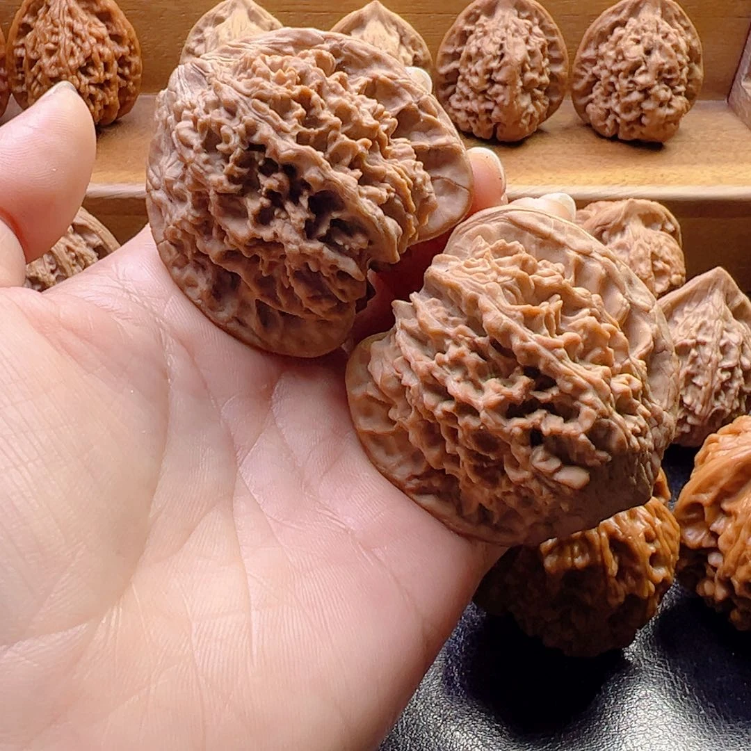 涤***桭核桃满天星手把件