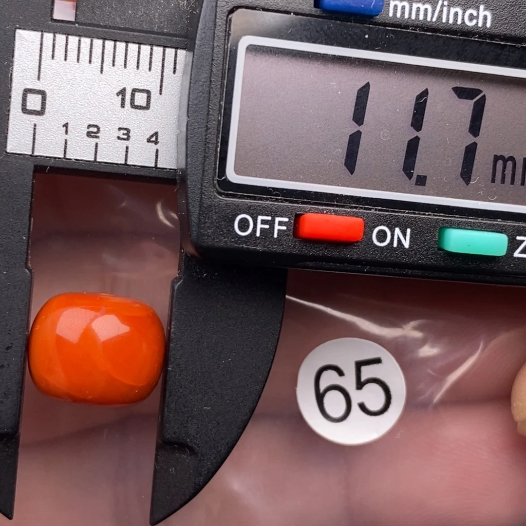 南红玛瑙未镶嵌配饰有瑕疵