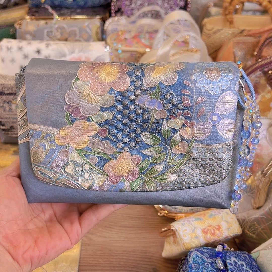 蚕丝福利抽拉雕翻盖包