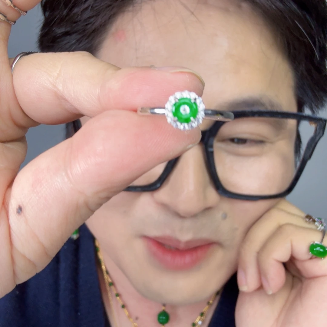 翡翠未镶嵌颈饰一件
