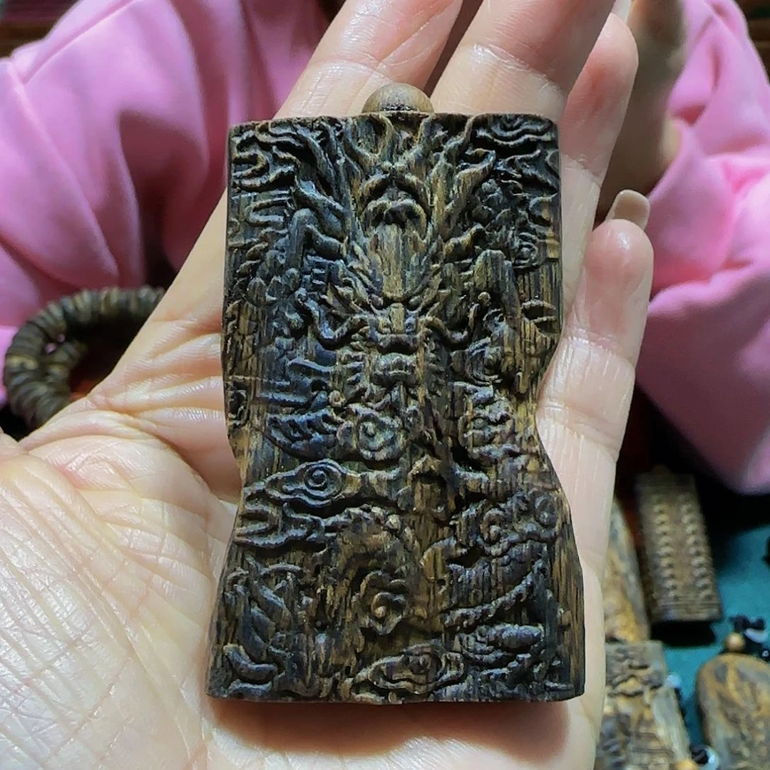 沉香吊坠海南白奇乌身老料雕刻金龙带绳19.3克