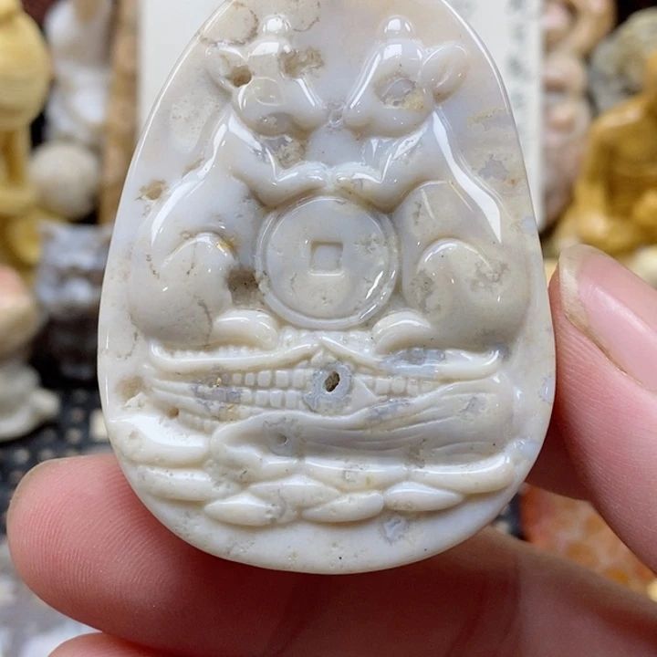 颈饰未镶嵌硅化珊瑚（珊瑚玉）有瑕