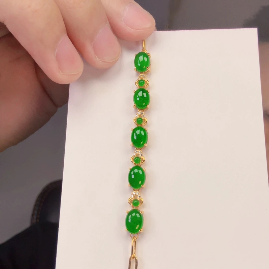 翡翠未镶嵌颈饰一件