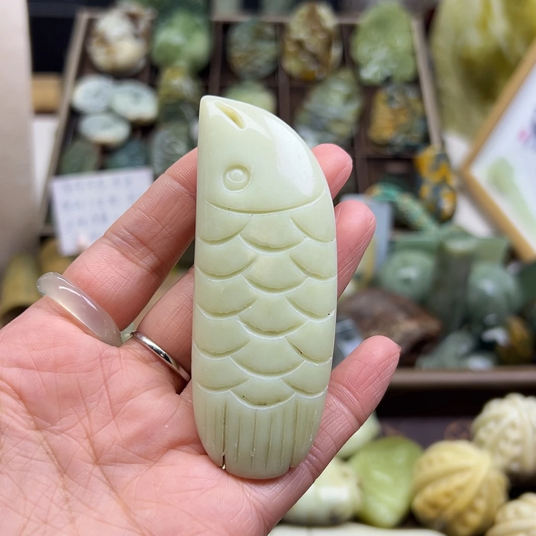 小***姐岫玉未镶嵌颈饰辽阳花玉手玩鱼