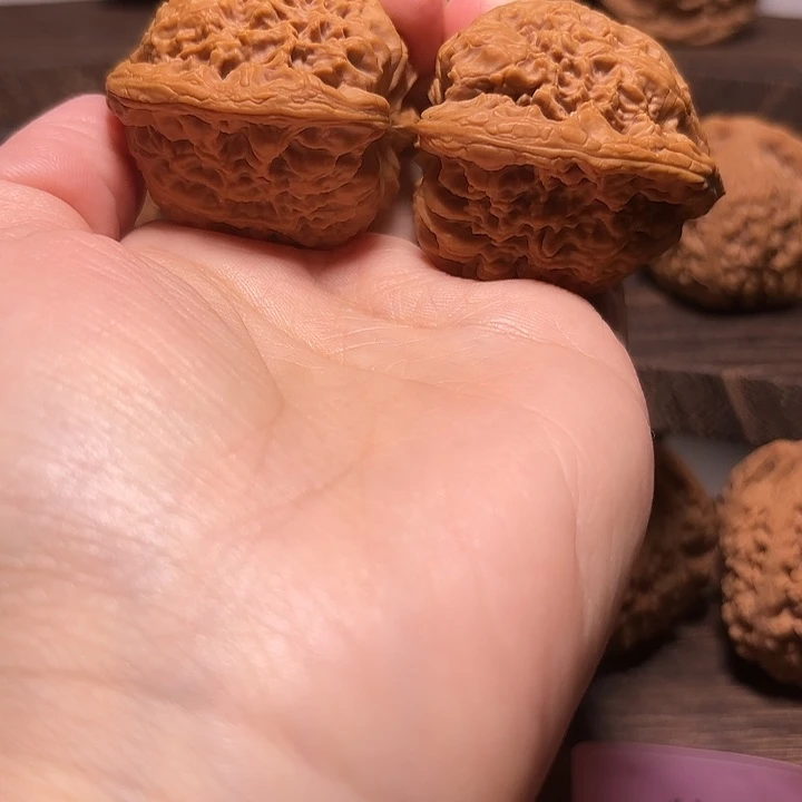 如***潘木质类南疆文玩核桃