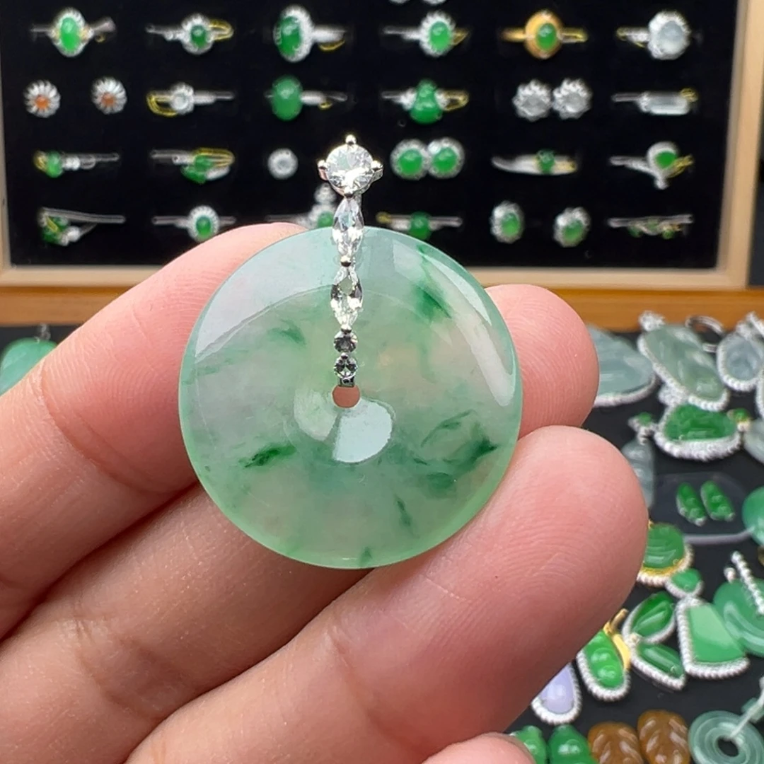 翡翠18K金镶嵌颈饰扣