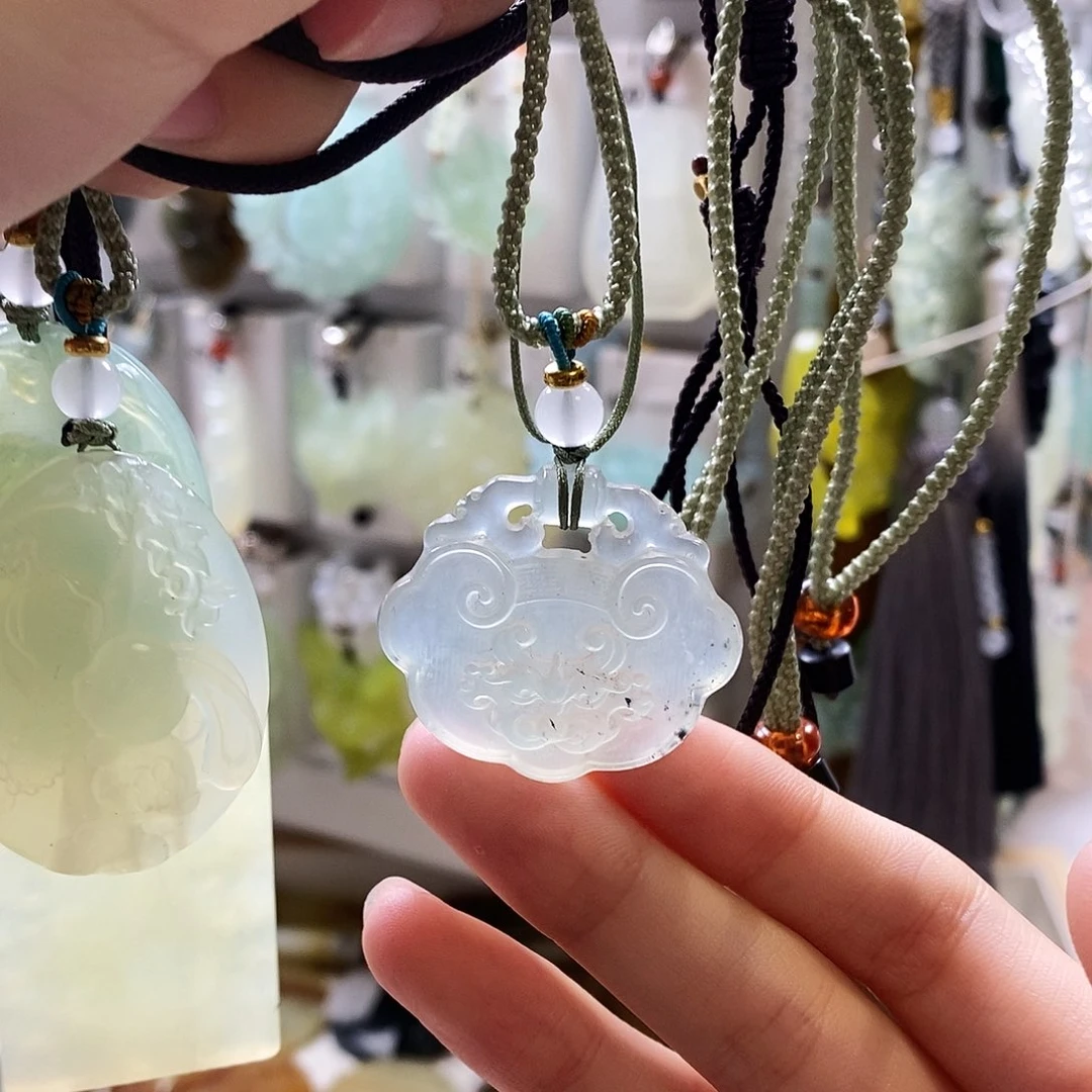 蛇纹石玉未镶嵌颈饰