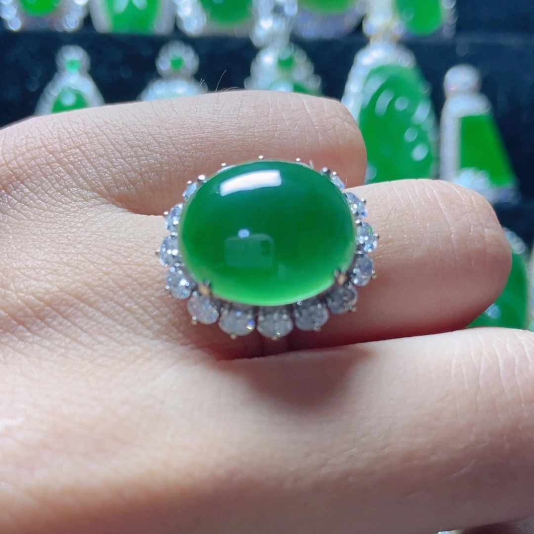 颈饰18K金镶嵌翡翠18。