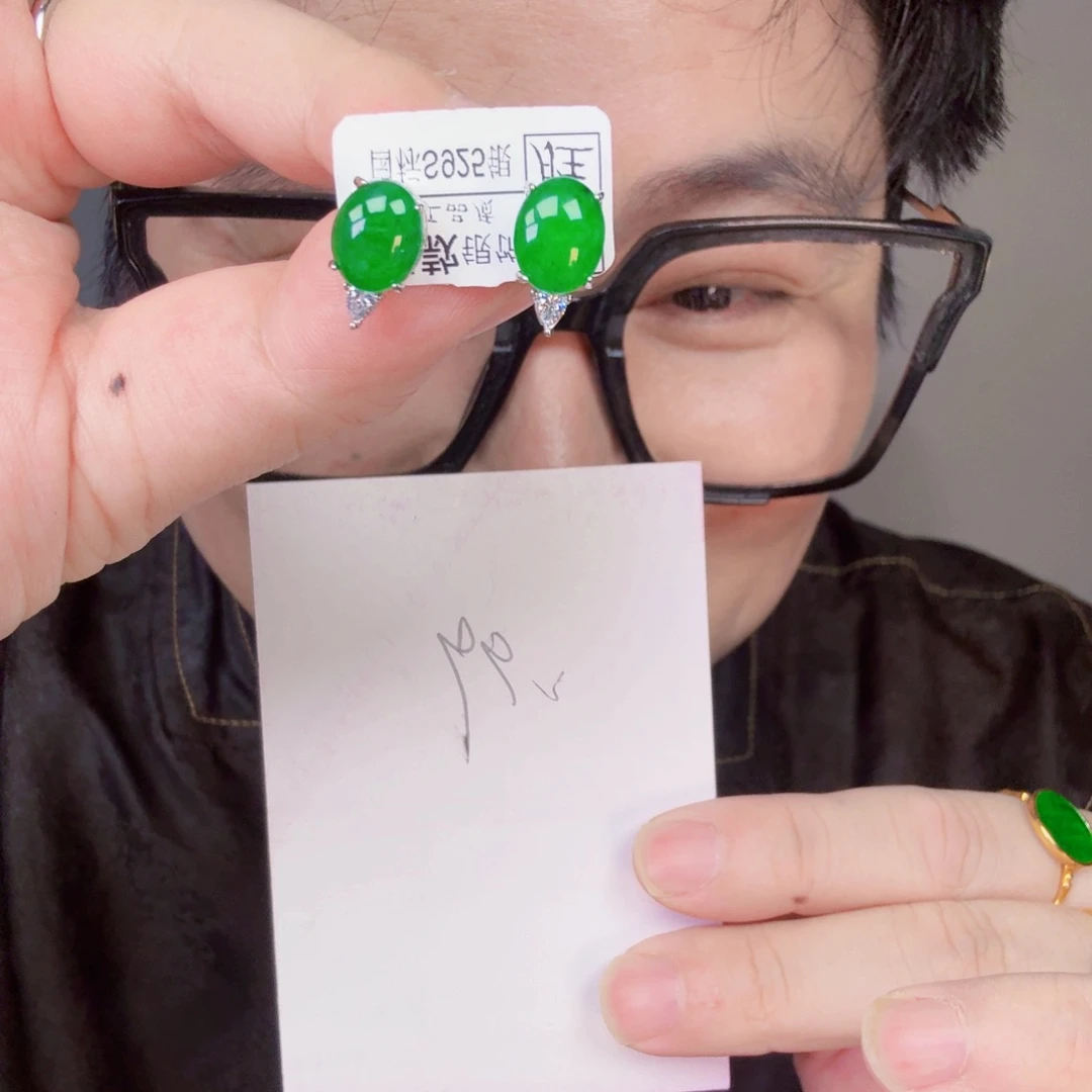 翡翠未镶嵌颈饰一对