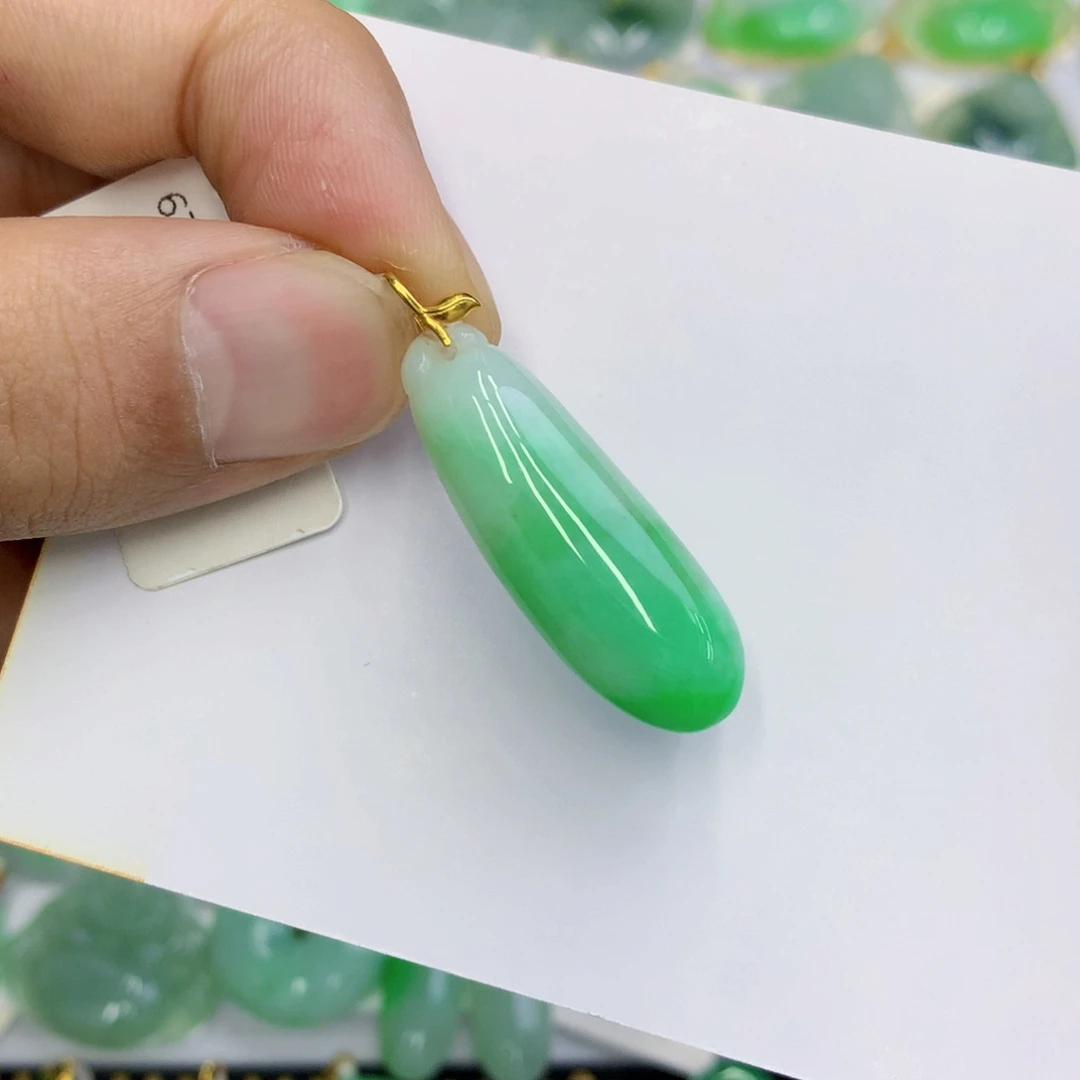 翡翠18K金镶嵌颈饰翡翠