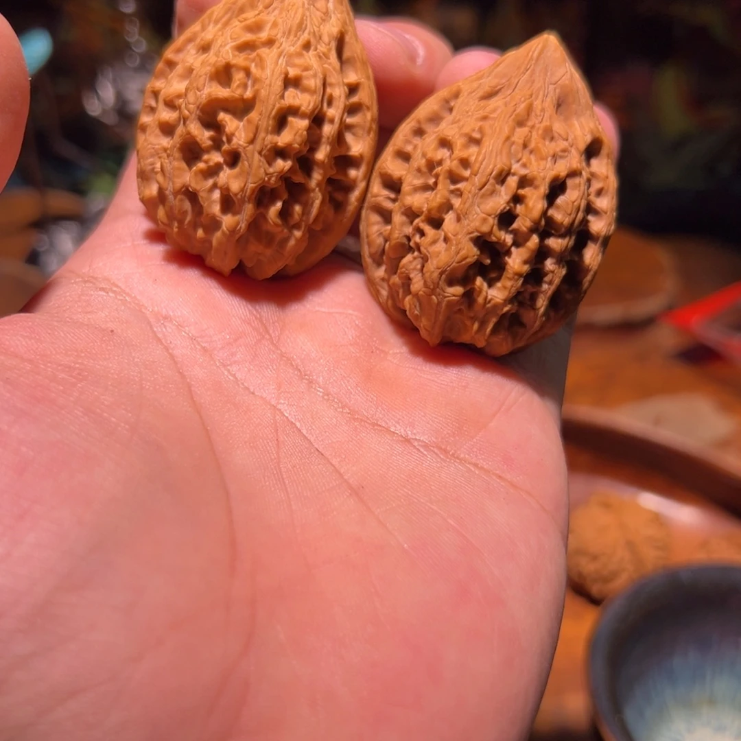 文玩核桃吊坠37大高尖大沽石，得修一下尖