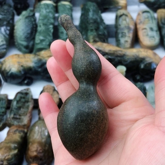 未镶嵌岫岩河磨玉（透闪石质玉）把件