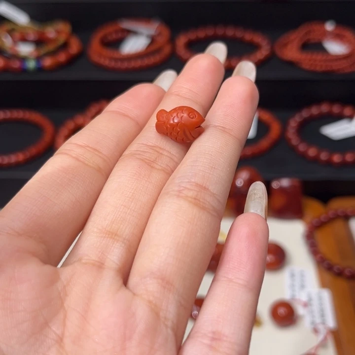 南红玛瑙未镶嵌原矿精工雕刻年年有鱼满肉柿子红