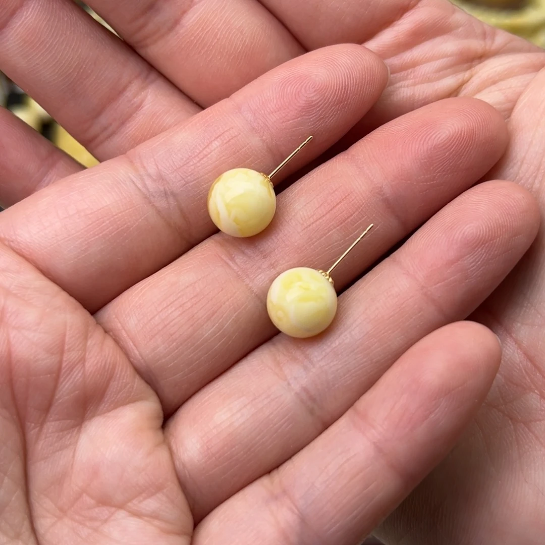 蜜蜡18K金镶嵌耳饰10圆珠瓷白蜡妖花耳钉