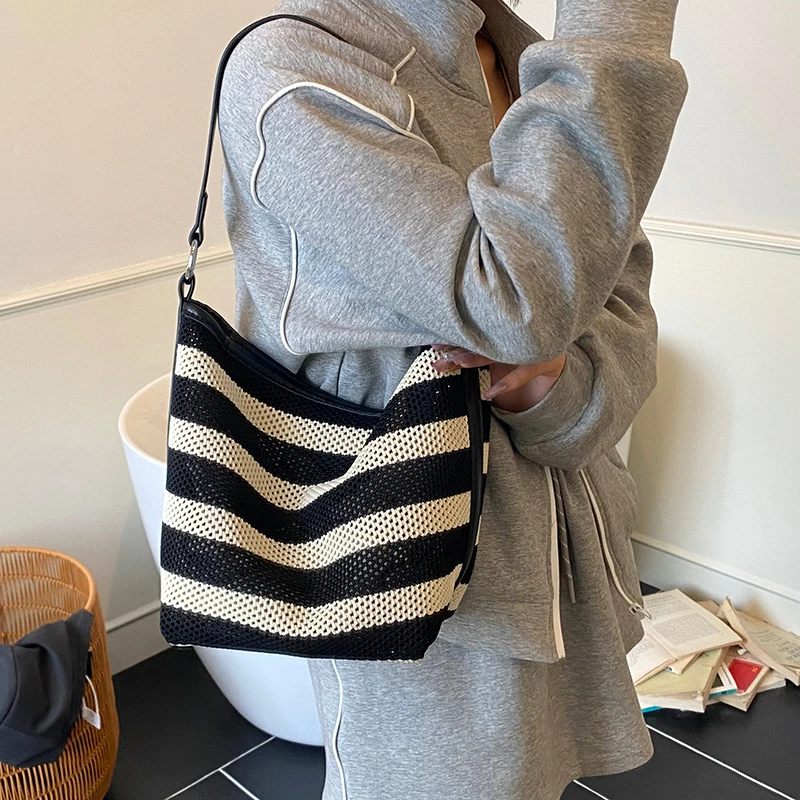 黑白条纹水桶包包女大容量大包休闲度假沙滩包百搭手提单肩托特包