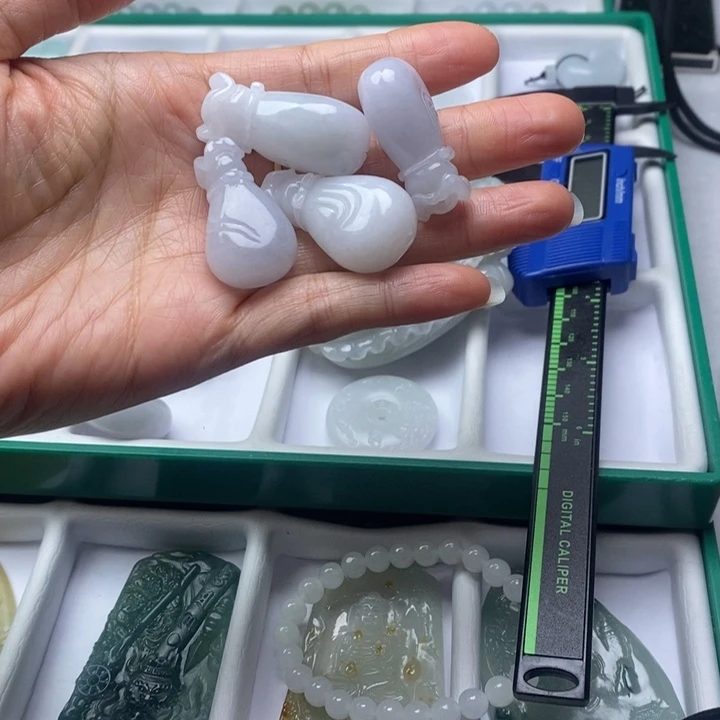 翡翠未镶嵌颈饰钱袋