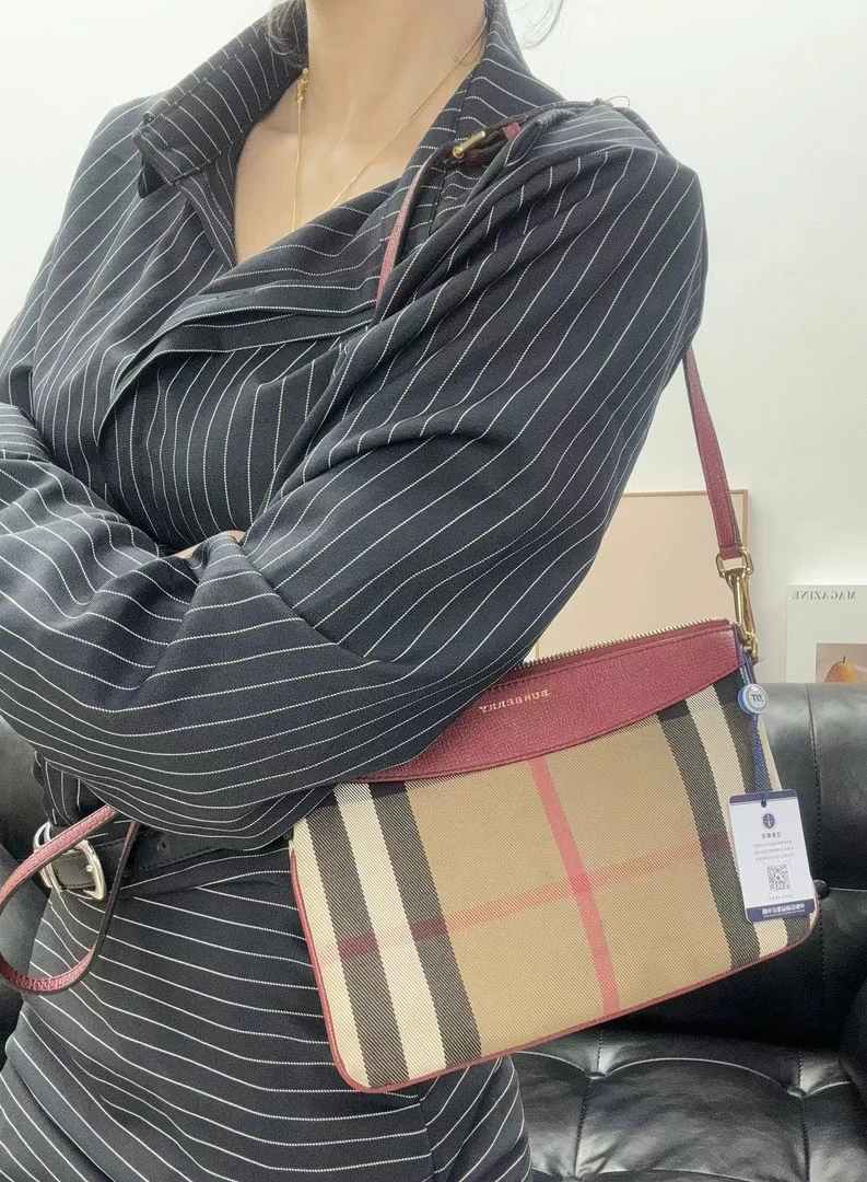 95新 BURBERRY/博柏利 战马格纹斜挎包单肩包/秋境 09553