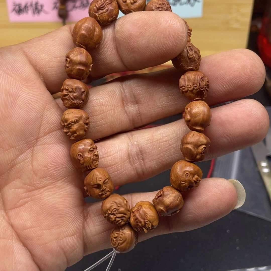 辉*龙纹桃核罗汉瑕疵的