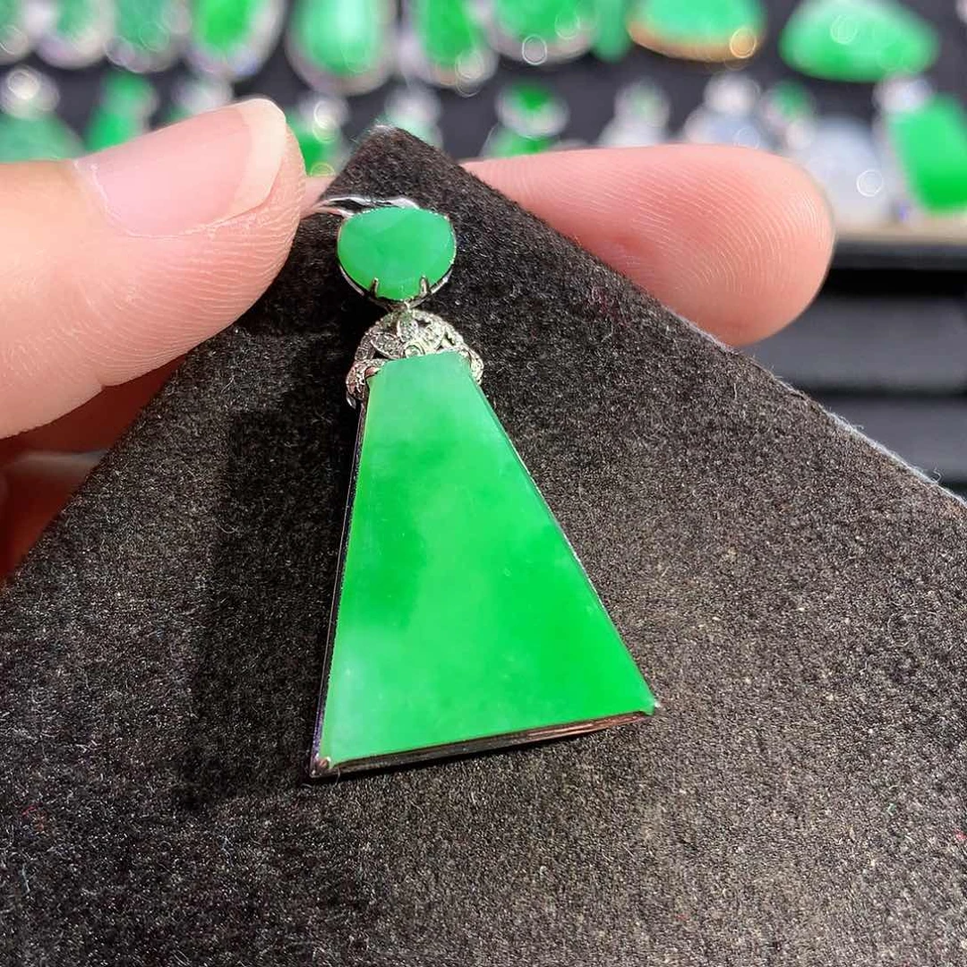 翡翠18K金镶嵌吊坠(赠链)