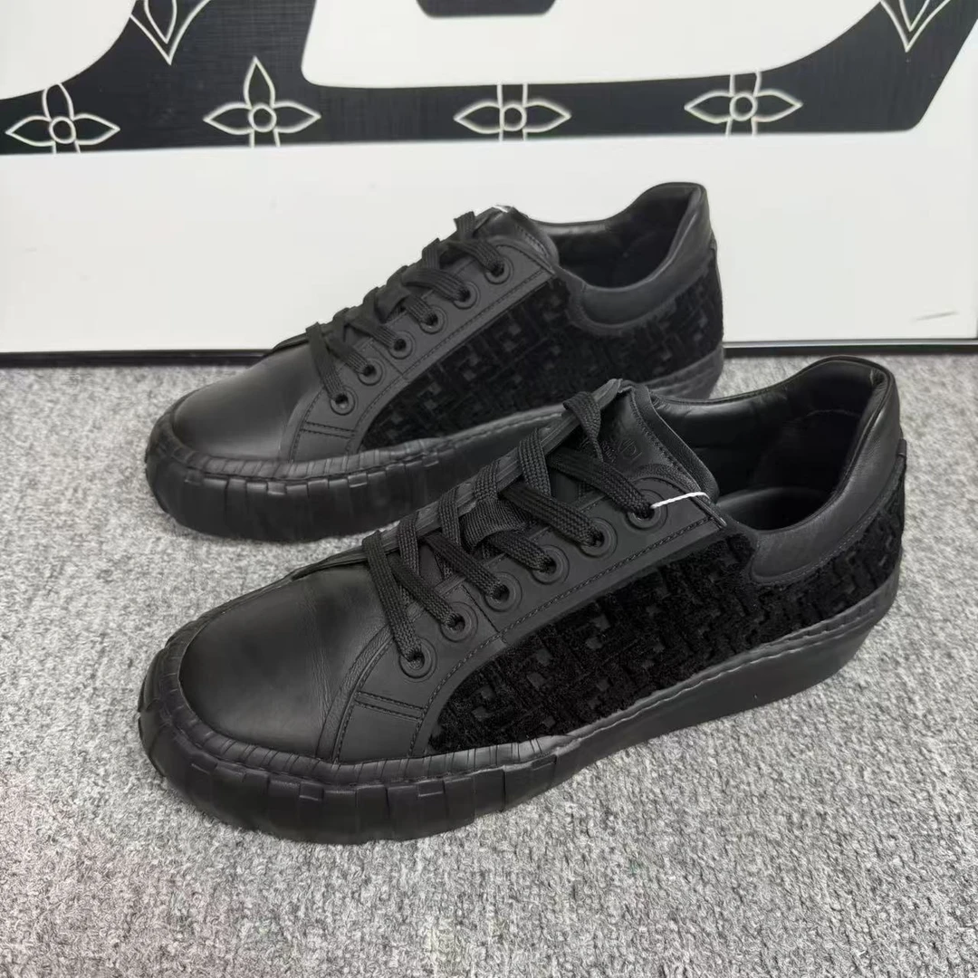 95新 FENDI/芬迪 男士黑色绒毛老花半印板鞋41欧码 ddm3336