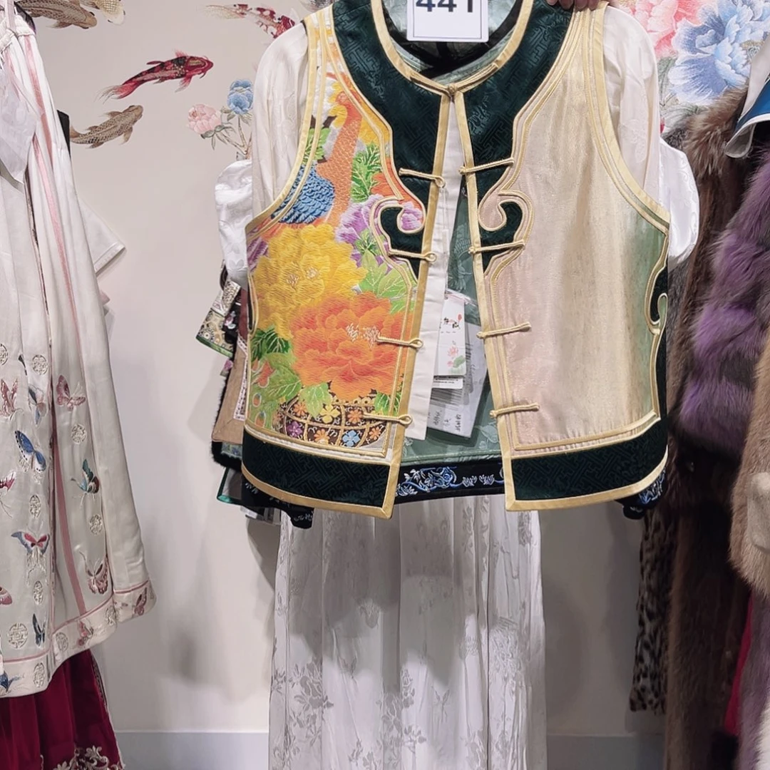 春秋款圆领短款西阵织金色马甲套装