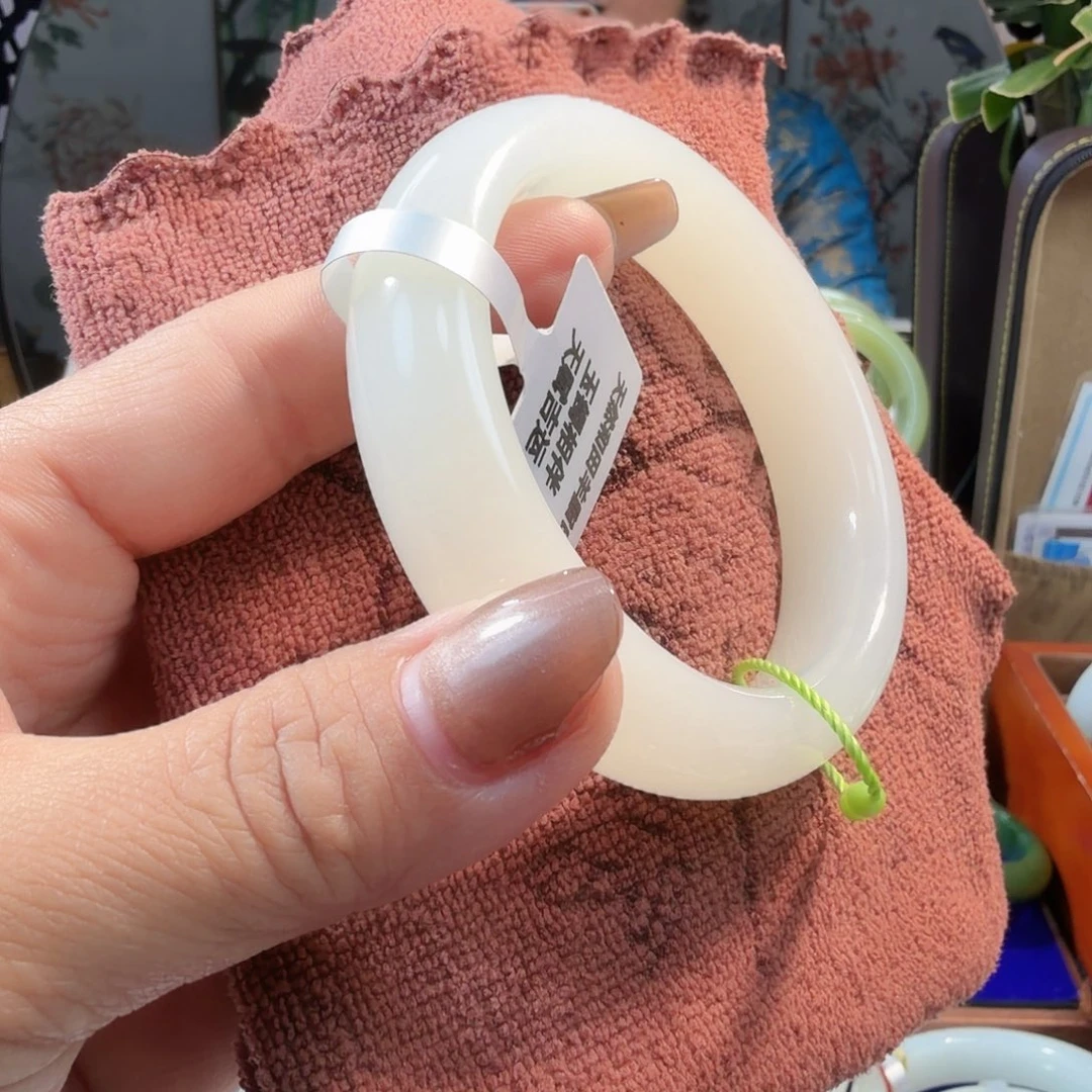 兔***子和田玉未镶嵌手镯