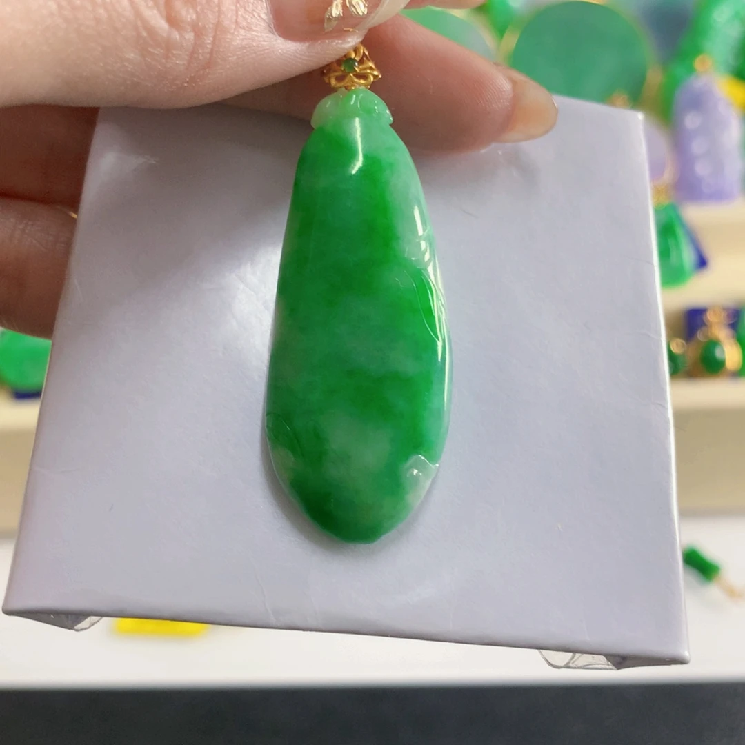 翡翠18K金镶嵌颈饰