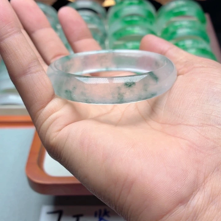 L***D石英质玉未镶嵌手镯