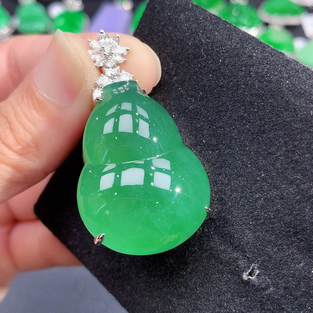 颈饰18K金镶嵌翡翠