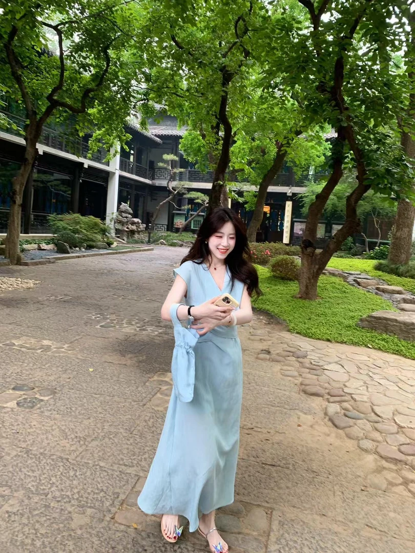 2024夏季新款法式气质女神范高级感蓝色V领收腰裙子小香风连衣裙