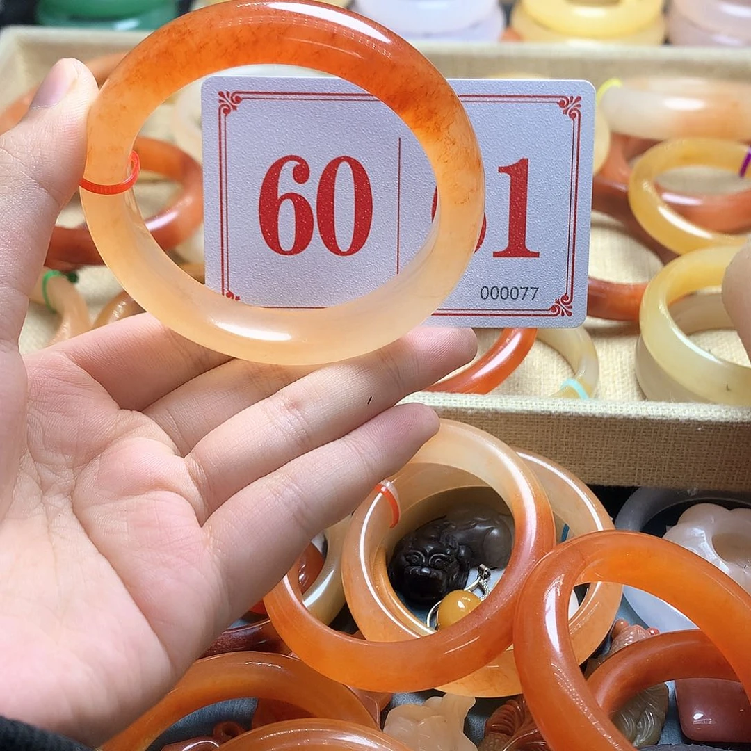 未镶嵌石英质玉（黄龙玉）手镯