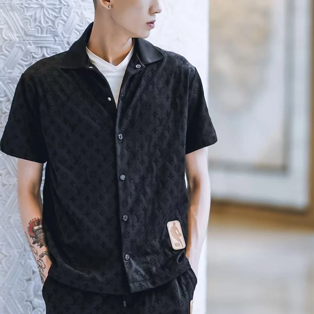 95新 LouisVuitton/路易威登 yy 黑色压纹老花短袖衬衫M码 601321