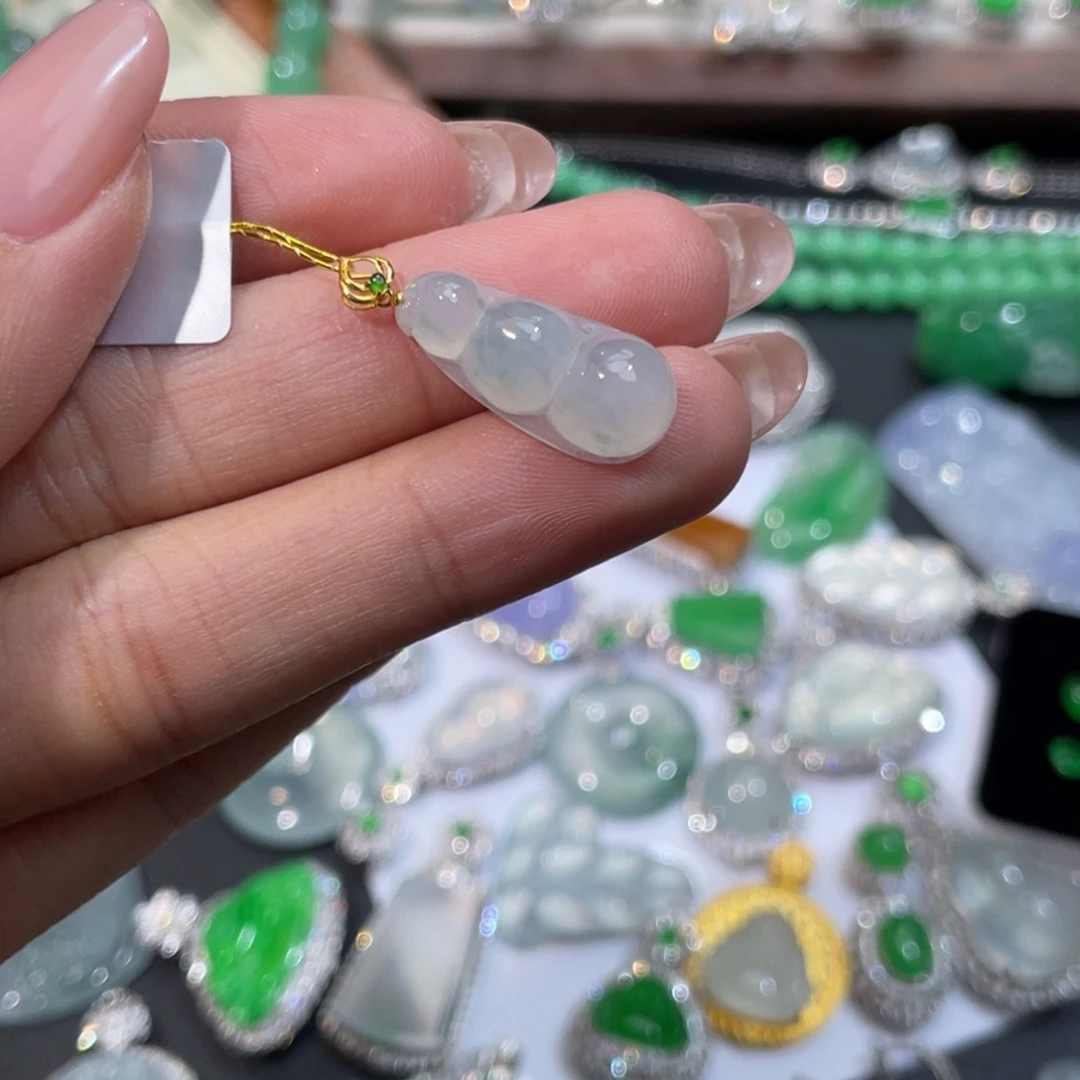 翡翠18K金镶嵌颈饰